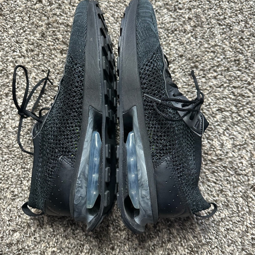 Men's Nike Air Max Flyknit
Racer in Triple Black Size 11.5 Like New - Picture 5 of 7